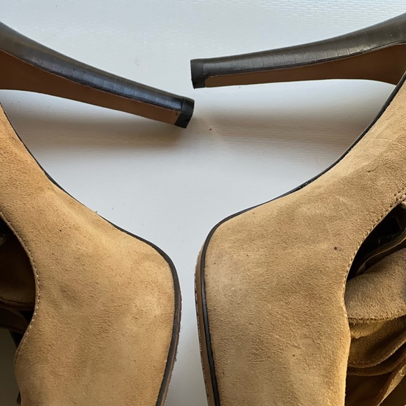 Vince Camuto suede Heel. - Picture 4 of 10